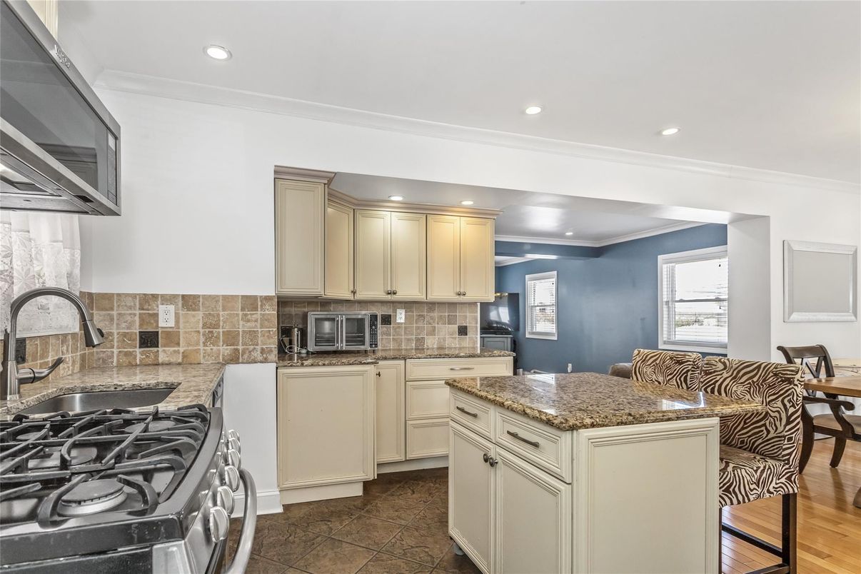 Dining room, Interior, Kitchen, Recessed Lighting, Wood Texture Flooring