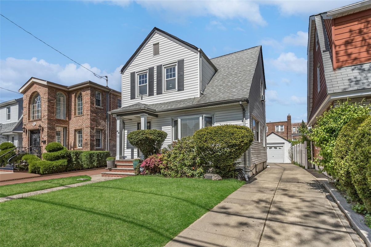 Exterior, Facade, Brick Facade, Queen Anne Victorian