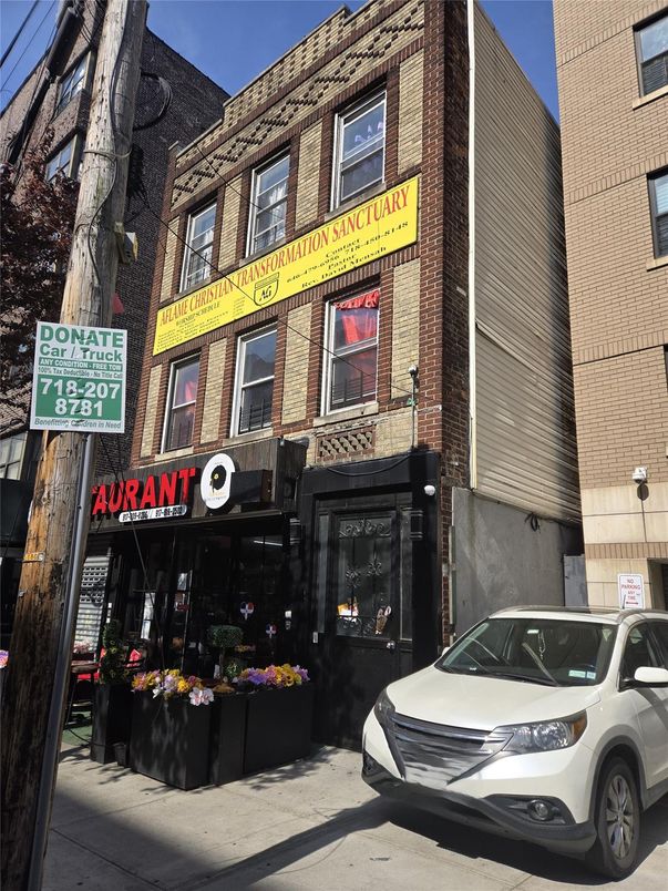 Exterior, Facade, Brick Facade, Rowhouse