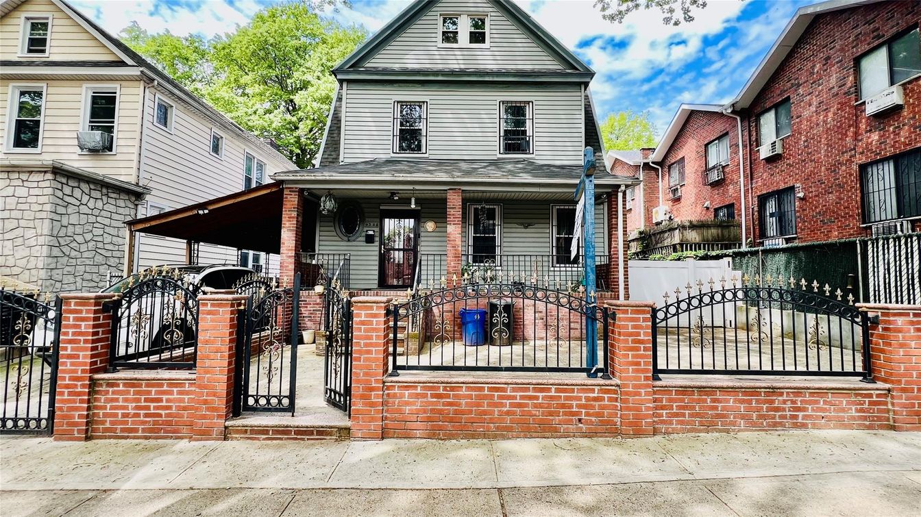 Exterior, Facade, Brick Facade, Queen Anne Victorian