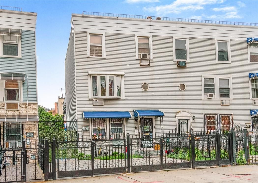 Exterior, Facade, Rowhouse