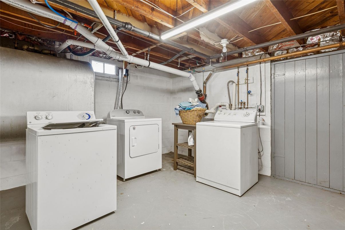Interior, Washer, Wooden Beams