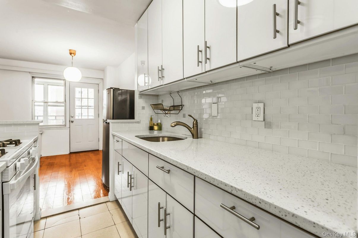Interior, Kitchen, Pendant Lights, Wood Texture Flooring