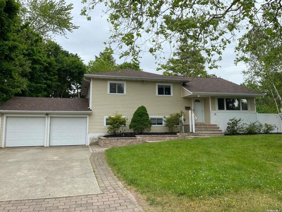 Attached, Exterior, Facade, Split Level