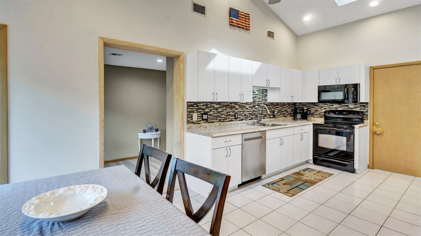 Dining room, Interior, Kitchen, Recessed Lighting