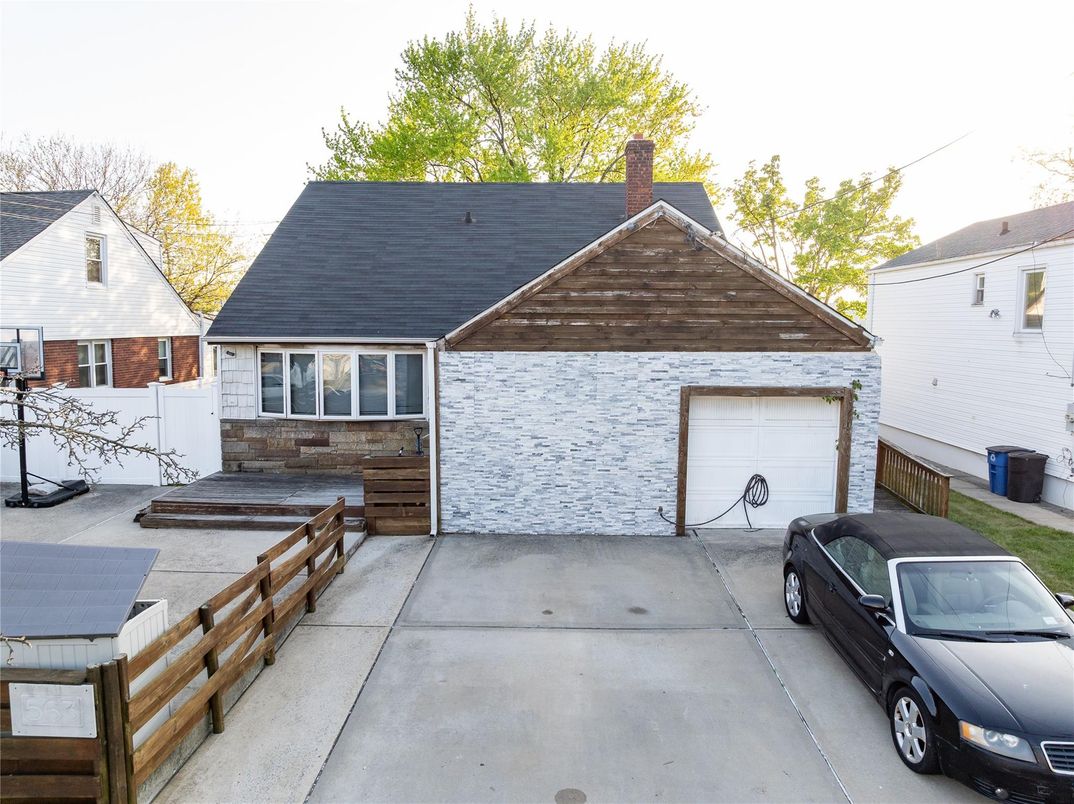 Attached, Exterior, Facade, Cape Cod