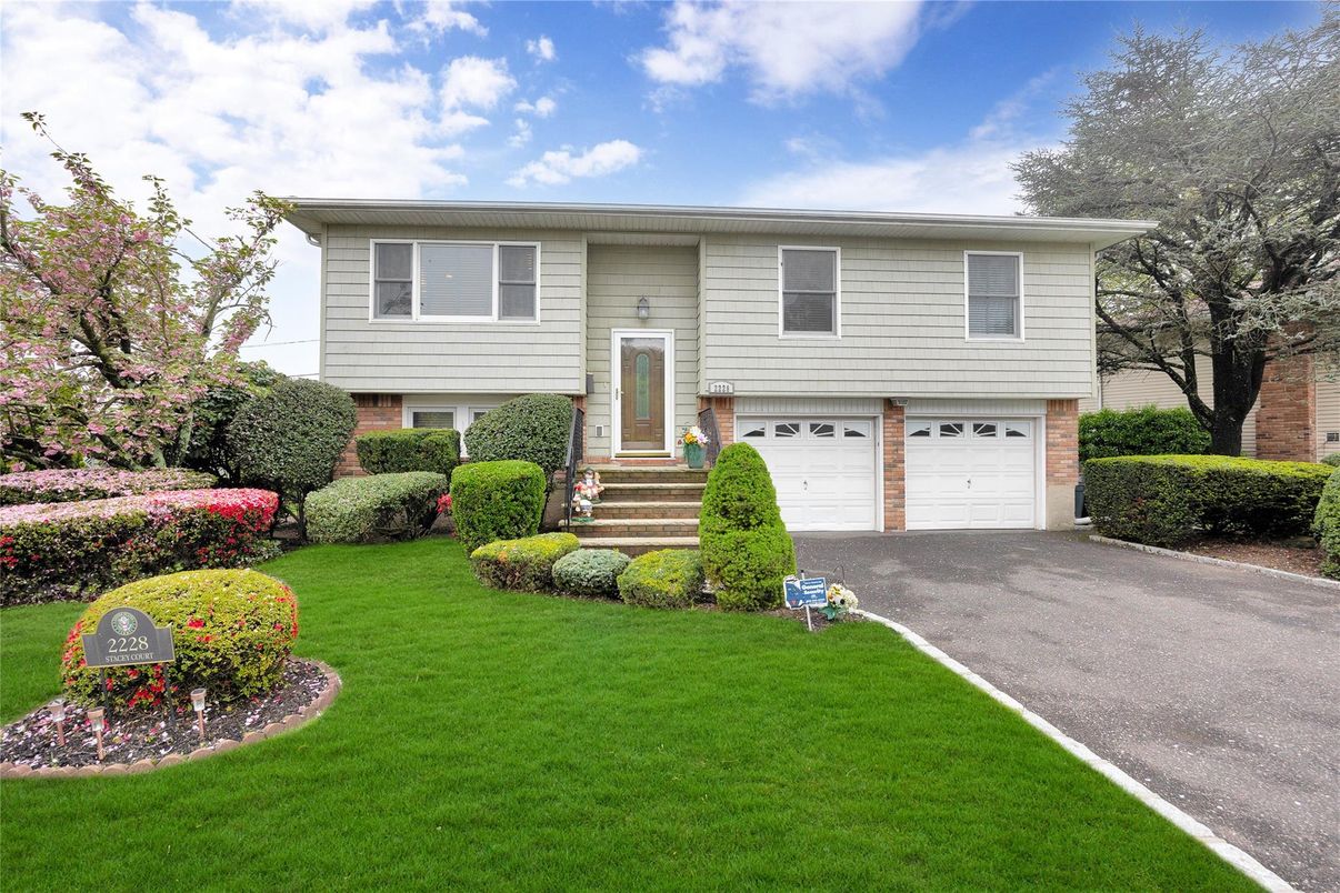 Attached, Exterior, Facade, Brick Facade, Raised Ranch