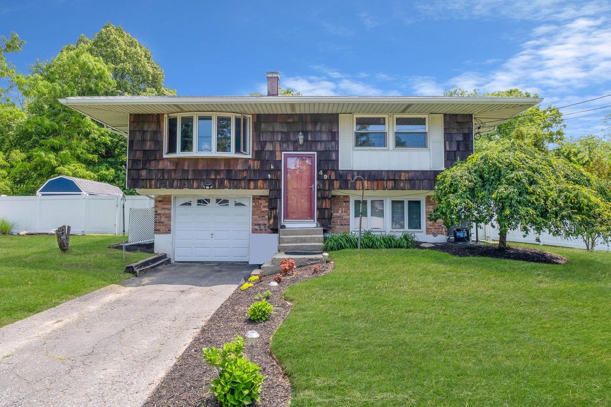 Attached, Exterior, Facade, Brick Facade, Raised Ranch