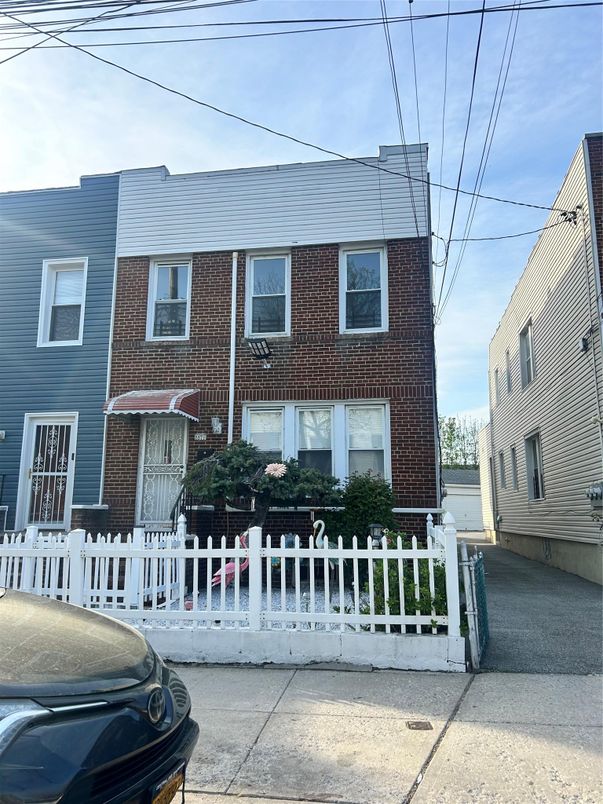 Exterior, Facade, Brick Facade, Rowhouse