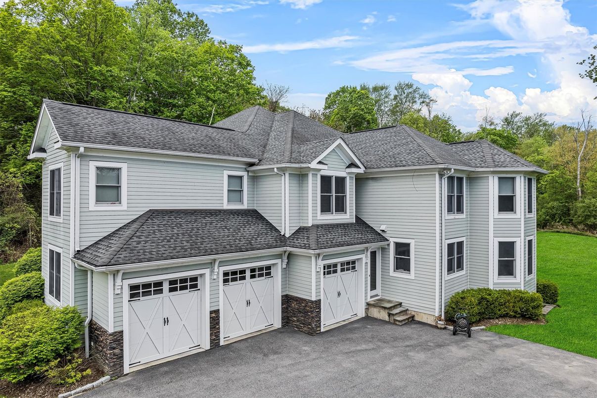 Attached, Exterior, Facade, Queen Anne Victorian