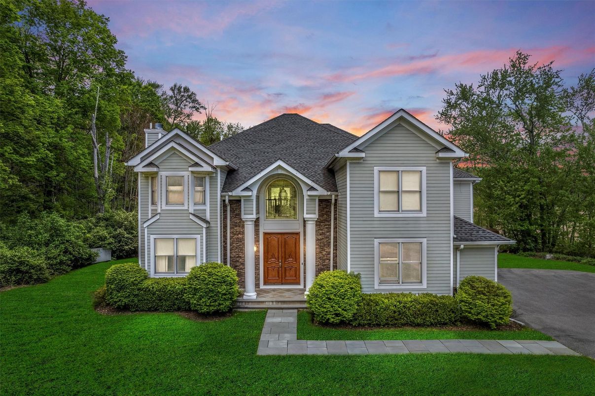 Exterior, Facade, Queen Anne Victorian