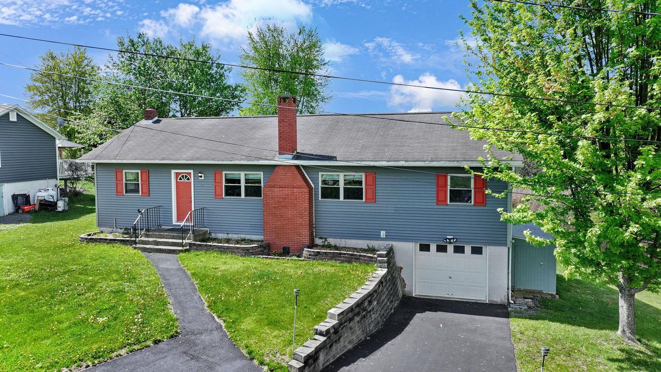Attached, Exterior, Facade, Cape Cod