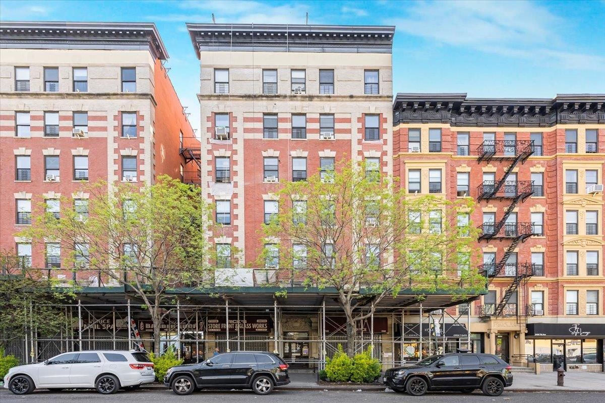 Exterior, Facade, Brick Facade, Chicago School