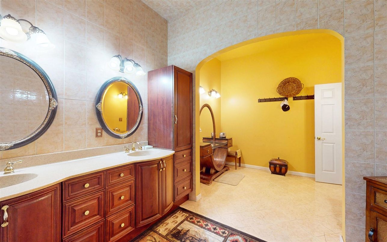 Bathroom, Dual Sink Vanities, Interior