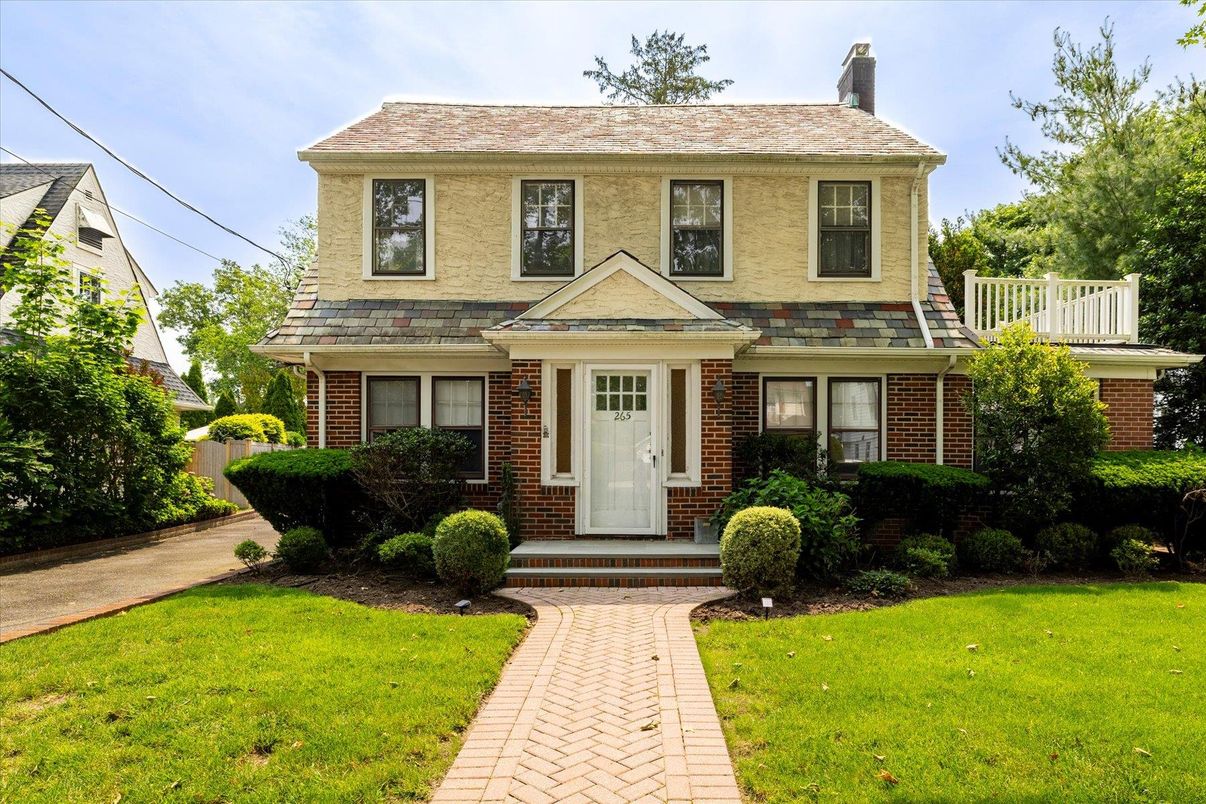 Exterior, Facade, Brick Facade, Georgian