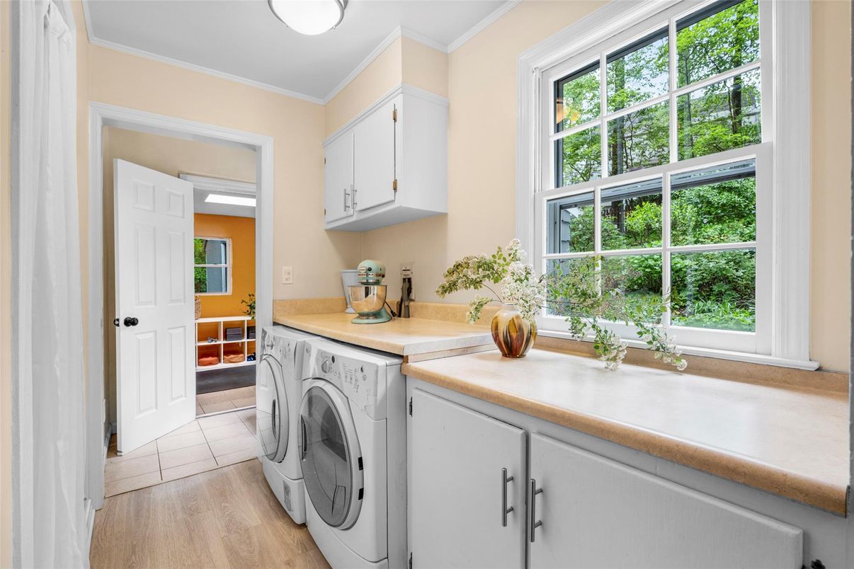 Interior, Washer, Wood Texture Flooring