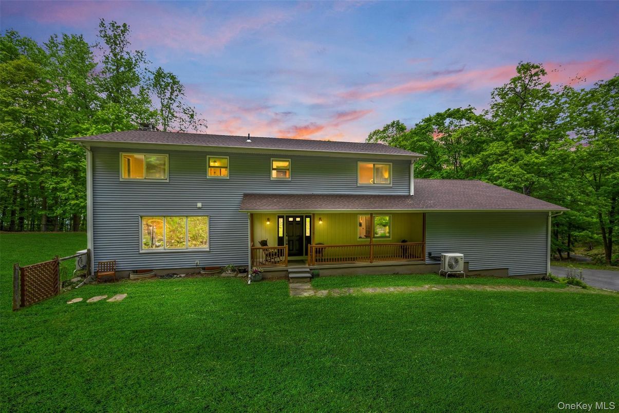 Backyard, Exterior, Facade, Raised Ranch