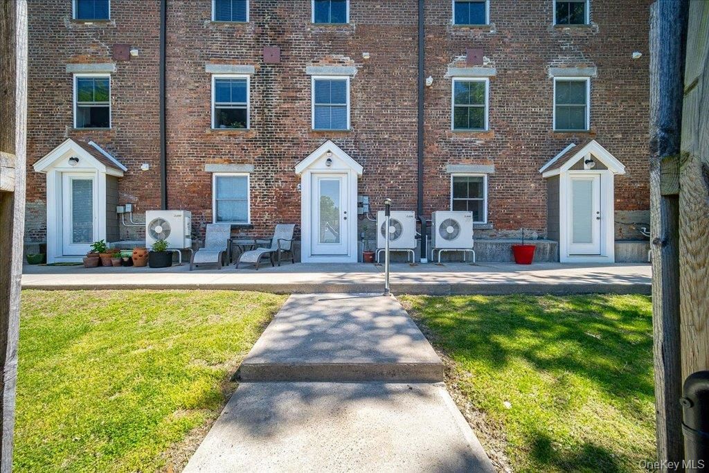 Exterior, Facade, Brick Facade, Georgian