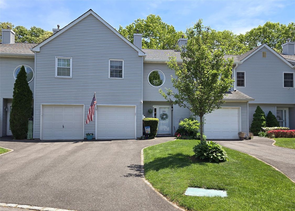 Attached, Exterior, Facade, Raised Ranch