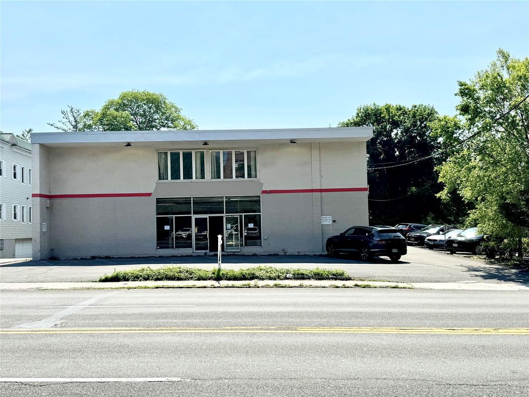 Exterior, Facade, Modern