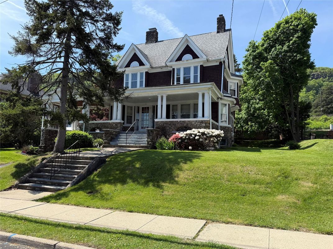 Exterior, Facade, Queen Anne Victorian