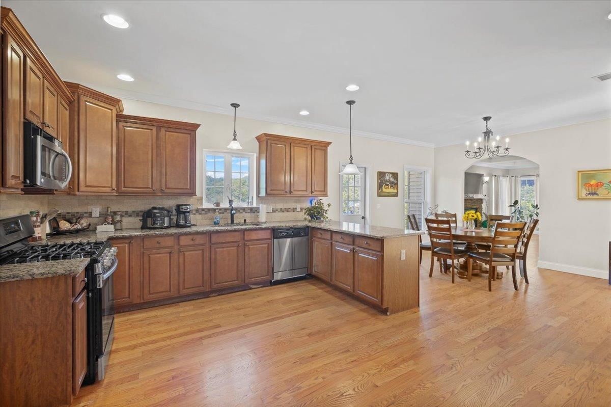 Chandelier, Dining room, Interior, Kitchen, Pendant Lights, Recessed Lighting, Wood Texture Flooring