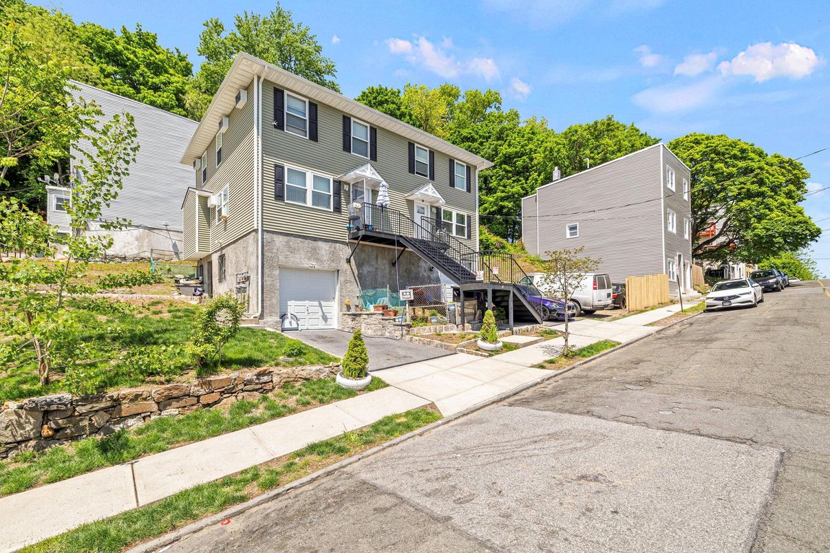 Attached, Exterior, Facade, Rowhouse