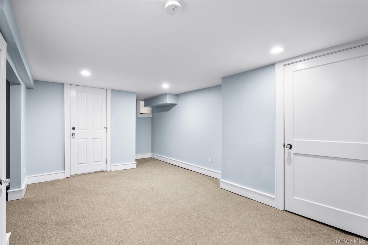 Empty room, Interior, Recessed Lighting