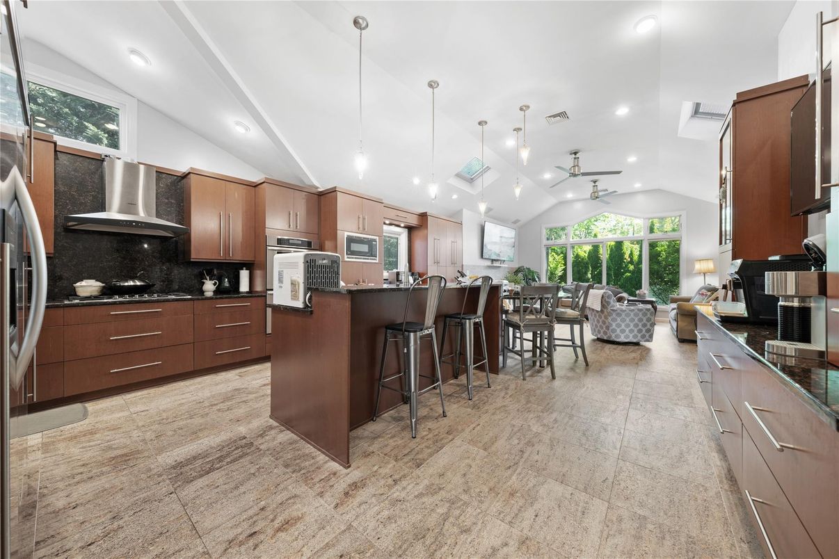 Dining room, Interior, Kitchen, Living room, Pendant Lights, Recessed Lighting, Stainless Steel Appliances
