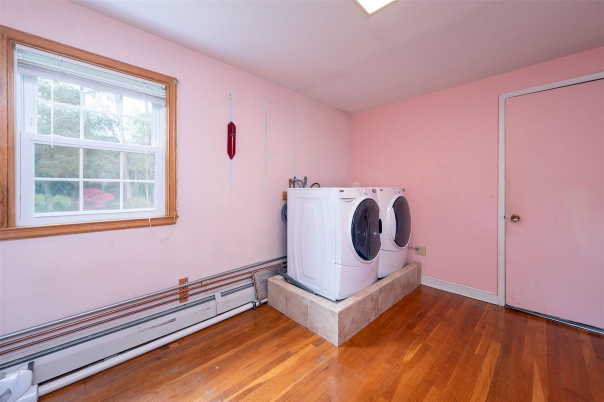 Interior, Washer, Wood Texture Flooring