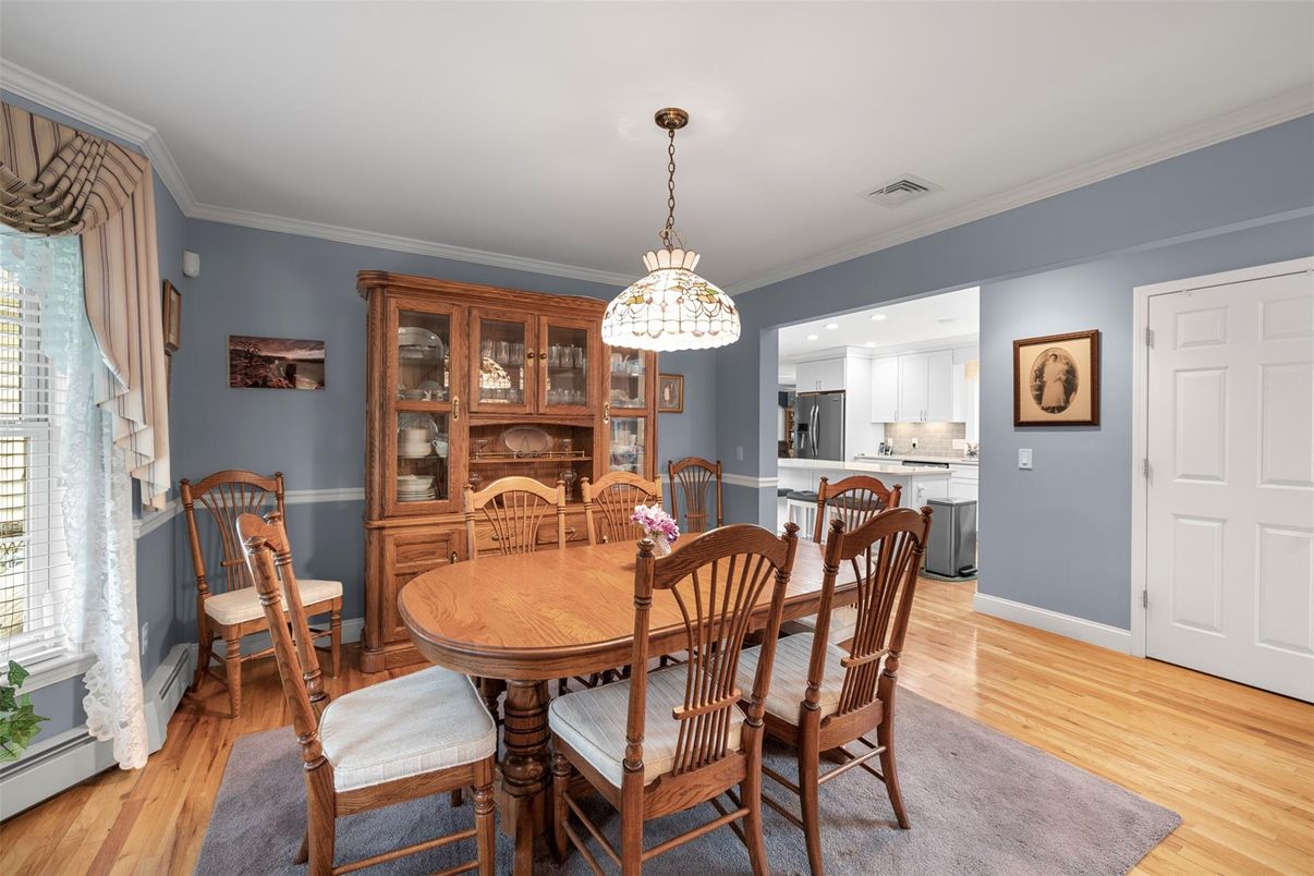 Dining room, Interior, Kitchen, Pendant Lights, Recessed Lighting, Wood Texture Flooring