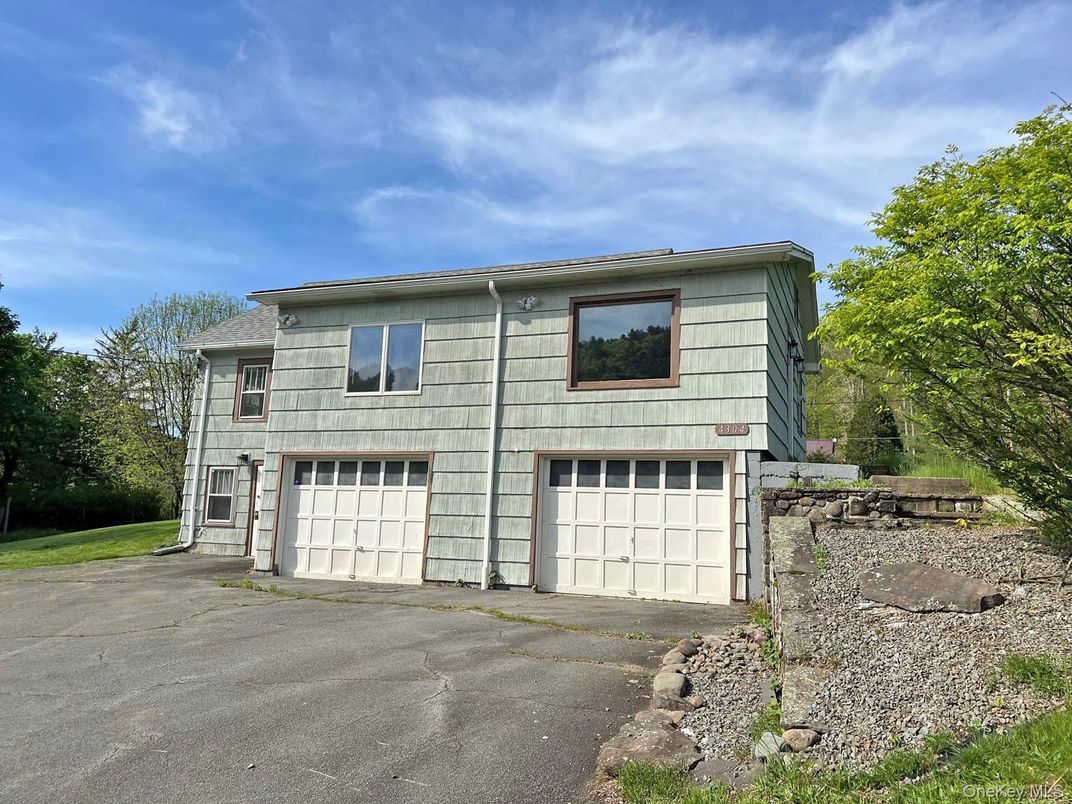 Attached, Exterior, Facade, Raised Ranch