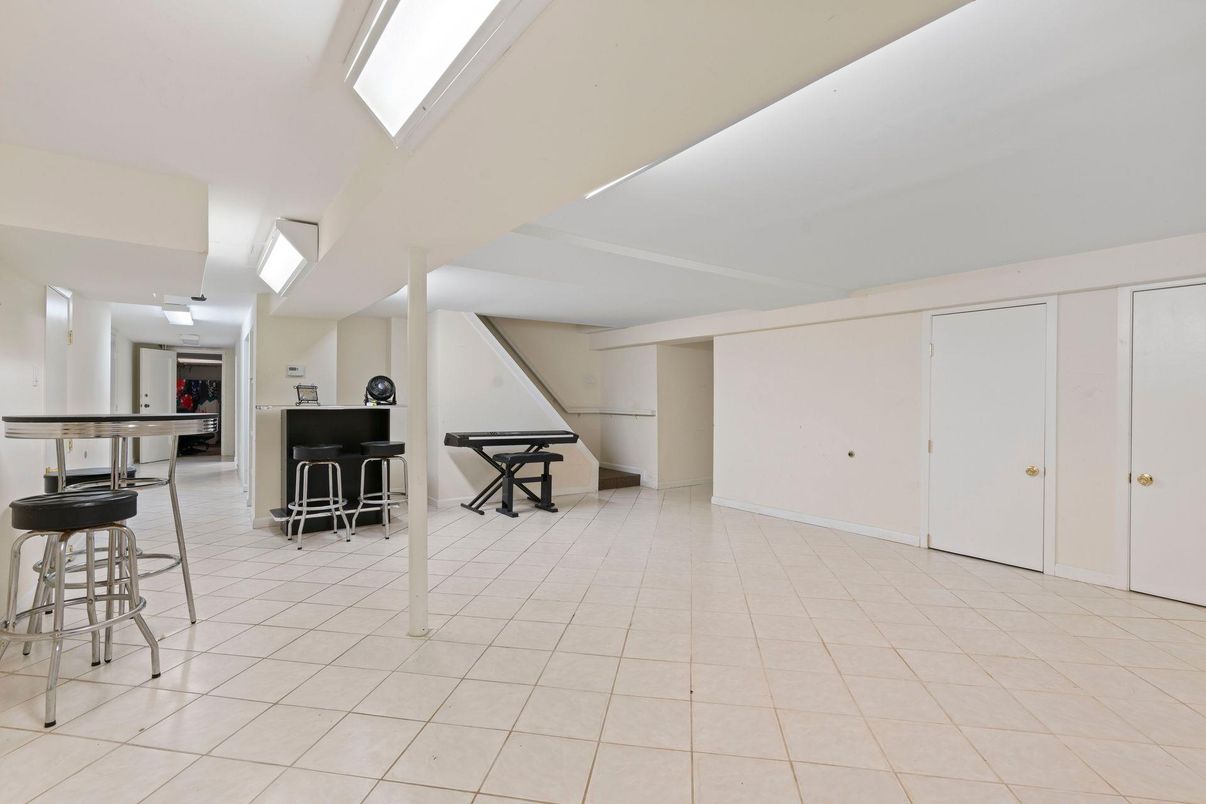 Interior, Piano