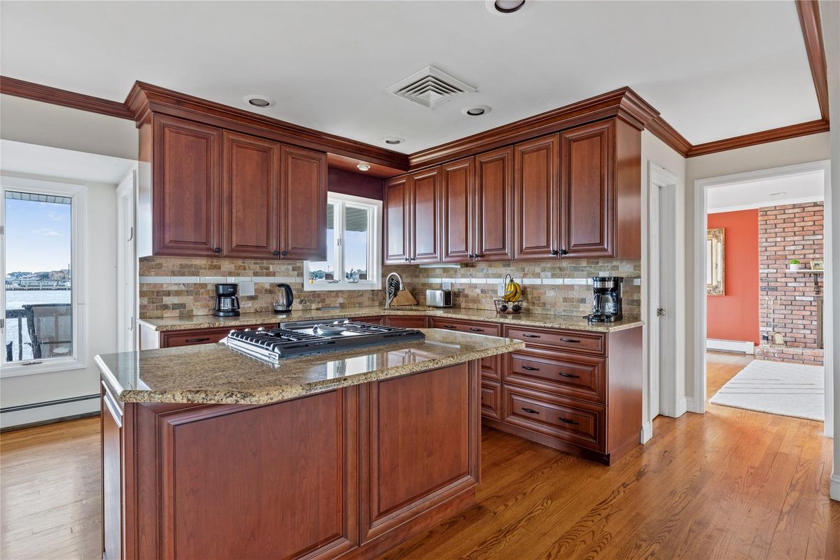 Interior, Kitchen, Recessed Lighting, Water, Wood Texture Flooring