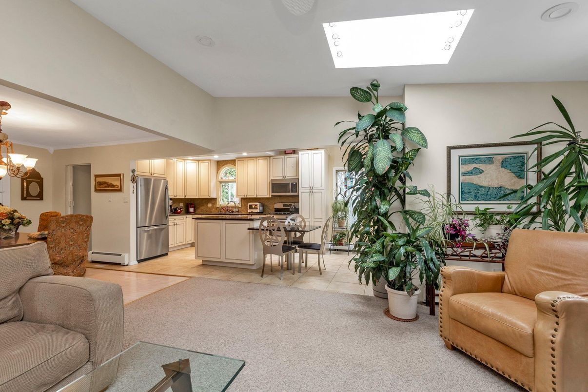 Chandelier, Dining room, Interior, Kitchen, Stainless Steel Appliances