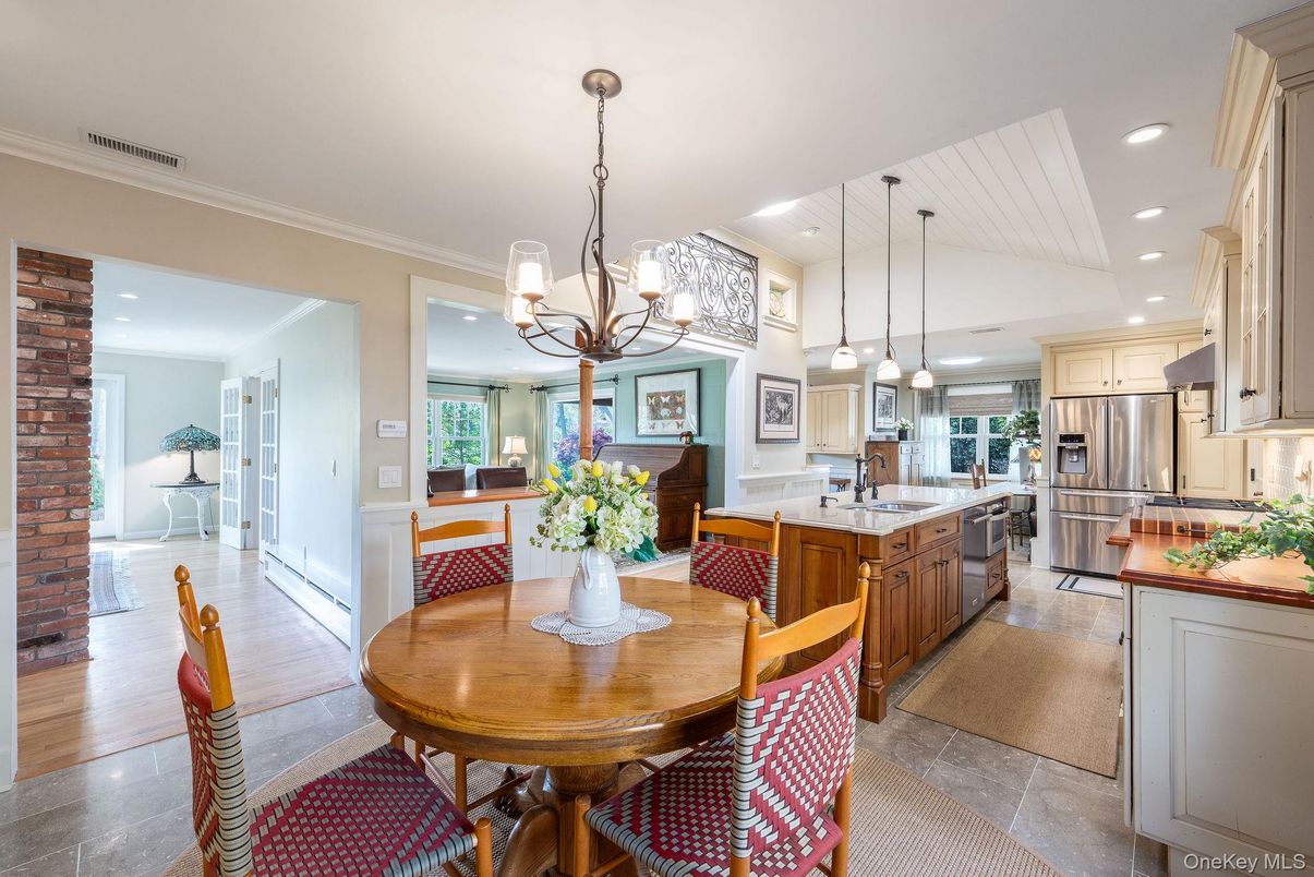 Chandelier, Dining room, Interior, Kitchen, Pendant Lights, Recessed Lighting, Stainless Steel Appliances