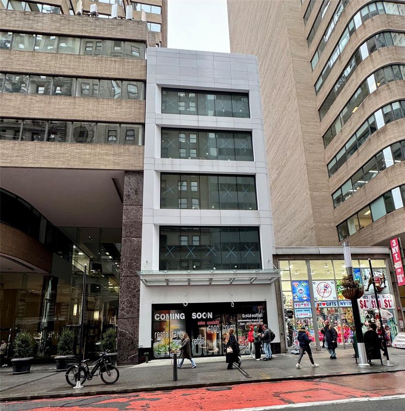 Exterior, Facade, Highrise