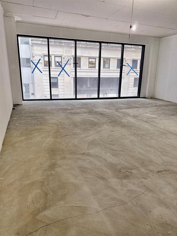 Empty room, Interior
