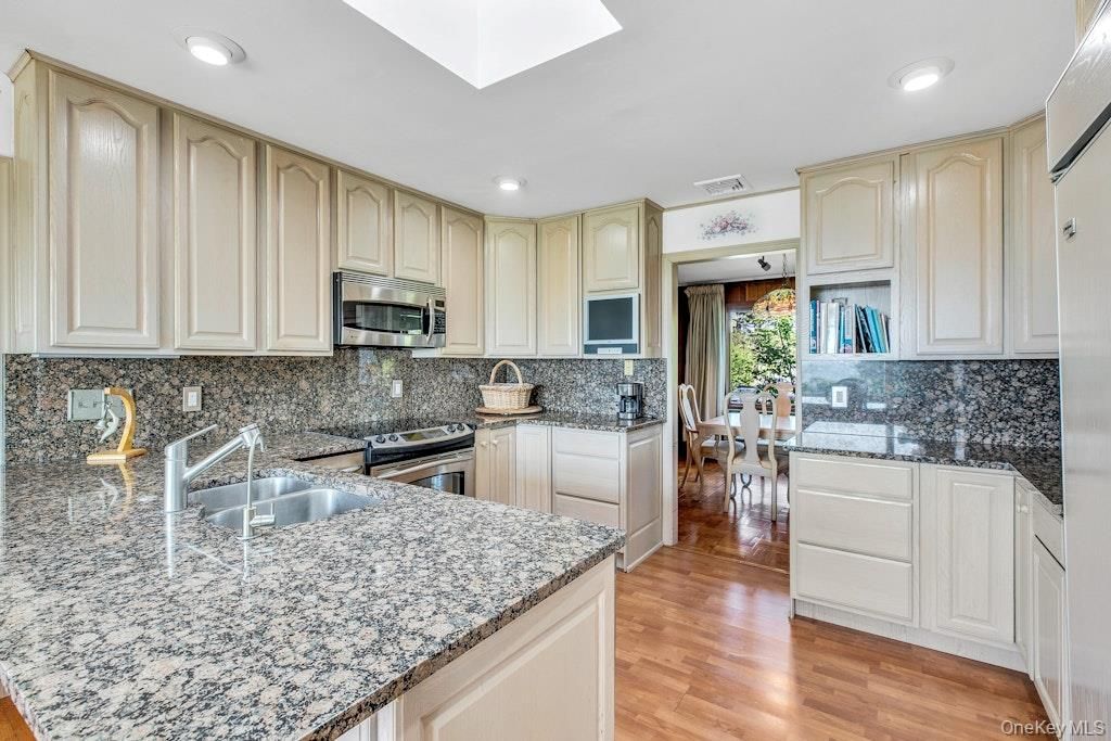 Dining room, Interior, Kitchen, Recessed Lighting, Wood Texture Flooring