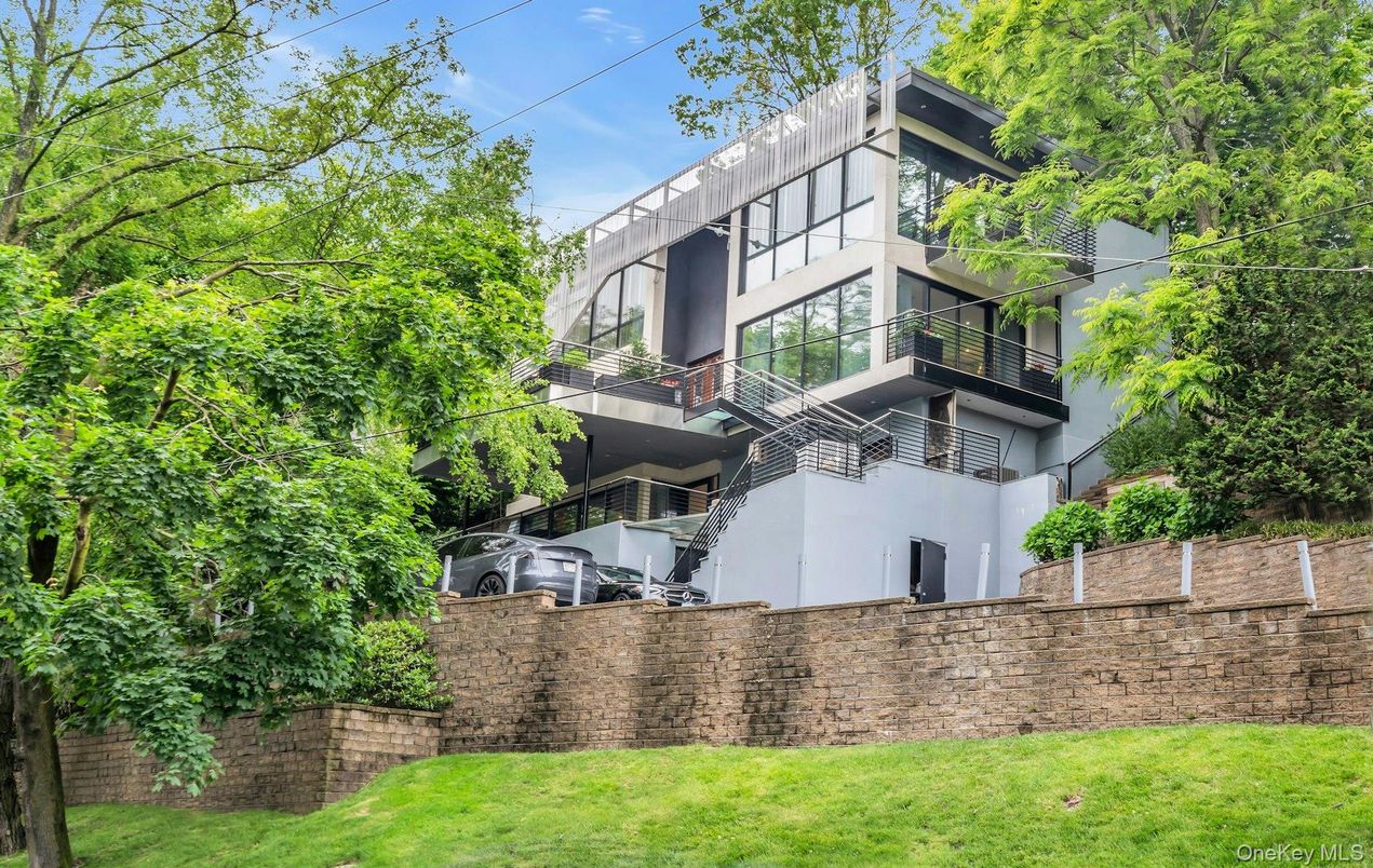 Exterior, Facade, Modern