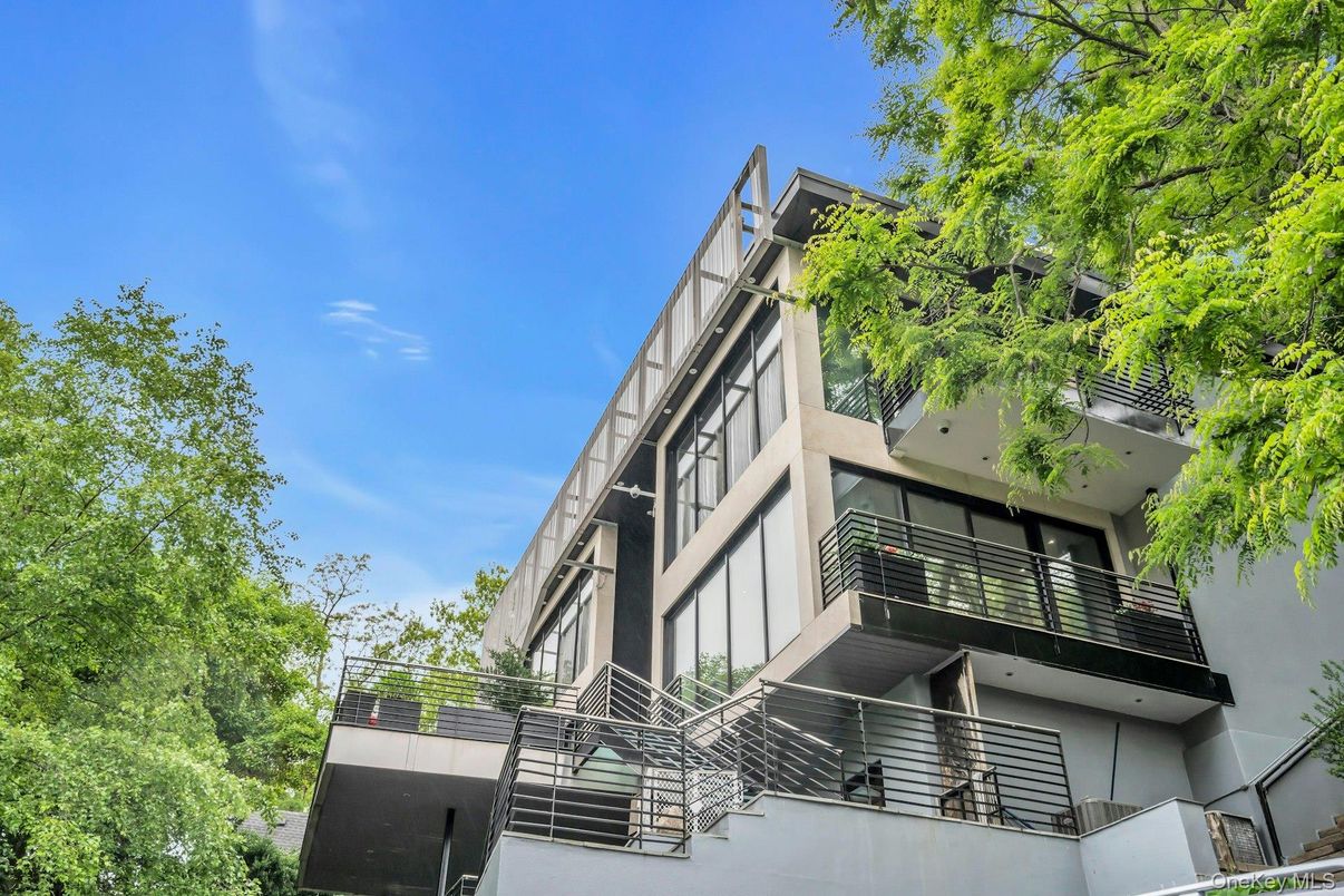 Exterior, Facade, Modern