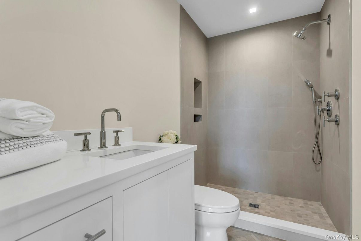 Bathroom, Interior, Recessed Lighting