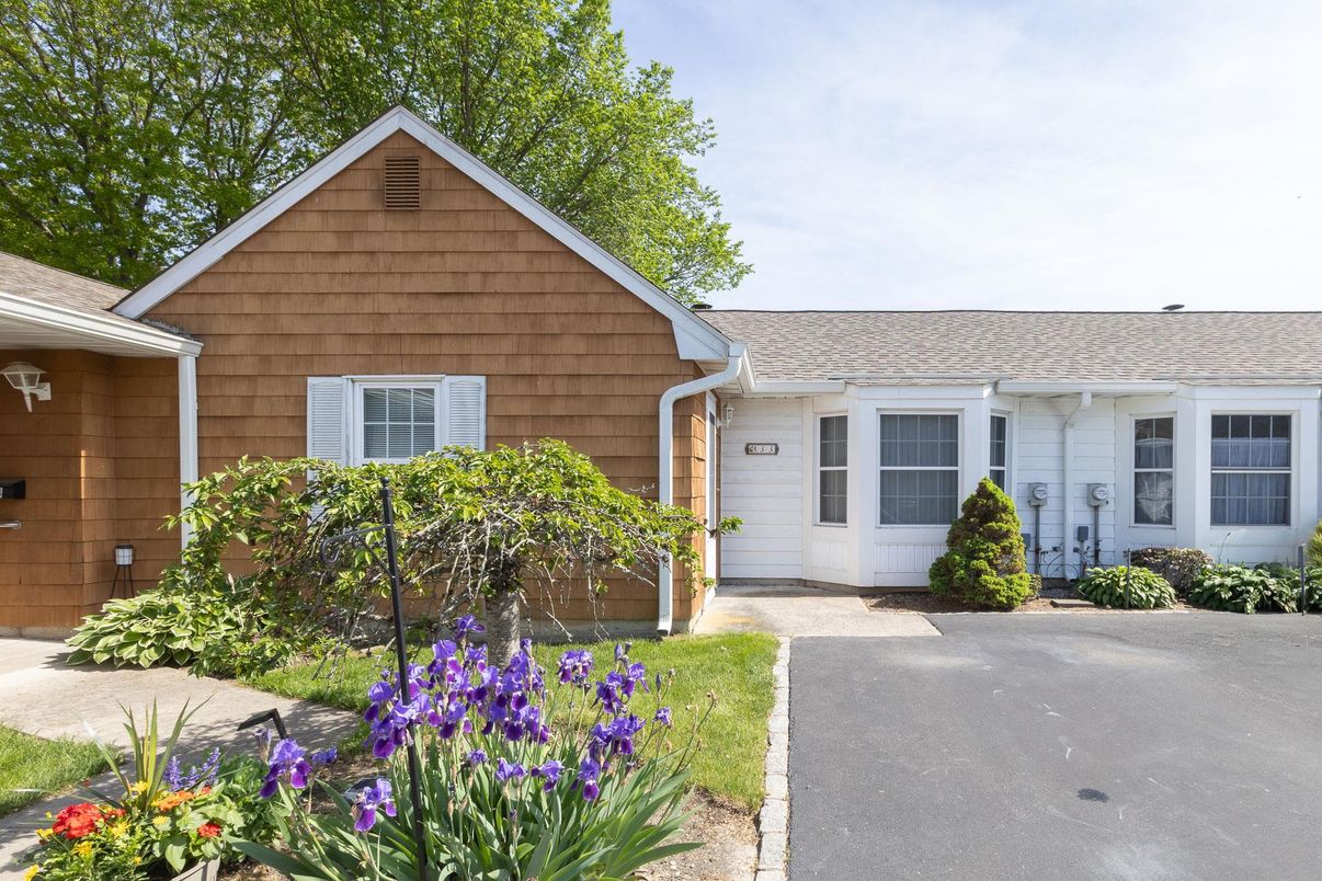 Exterior, Facade, Ranch