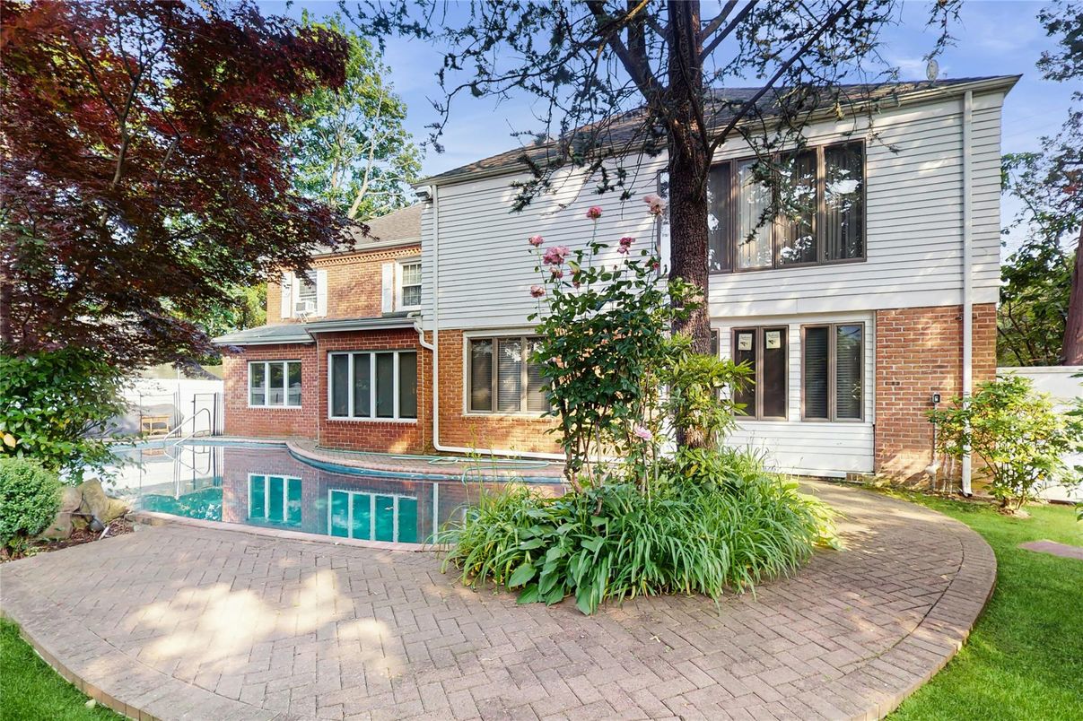 Exterior, Facade, Brick Facade, Pool, Split Level