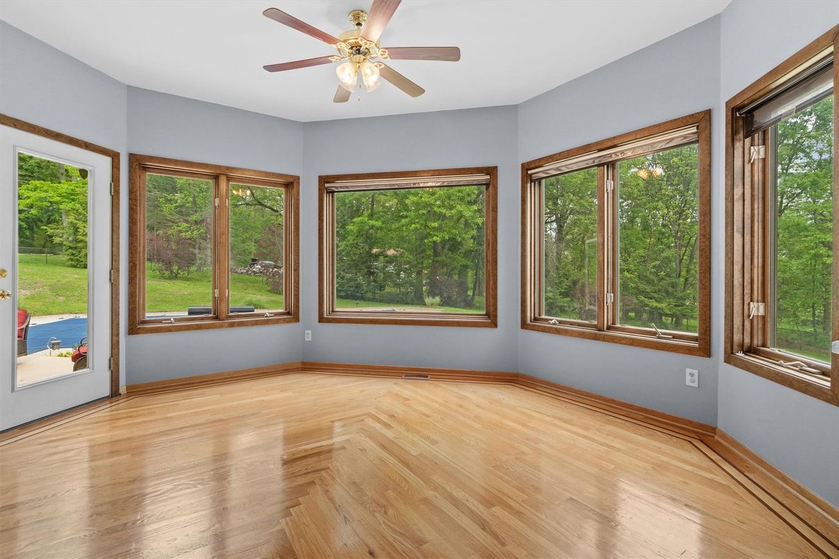 Empty room, Interior, Sun Room, Wood Texture Flooring