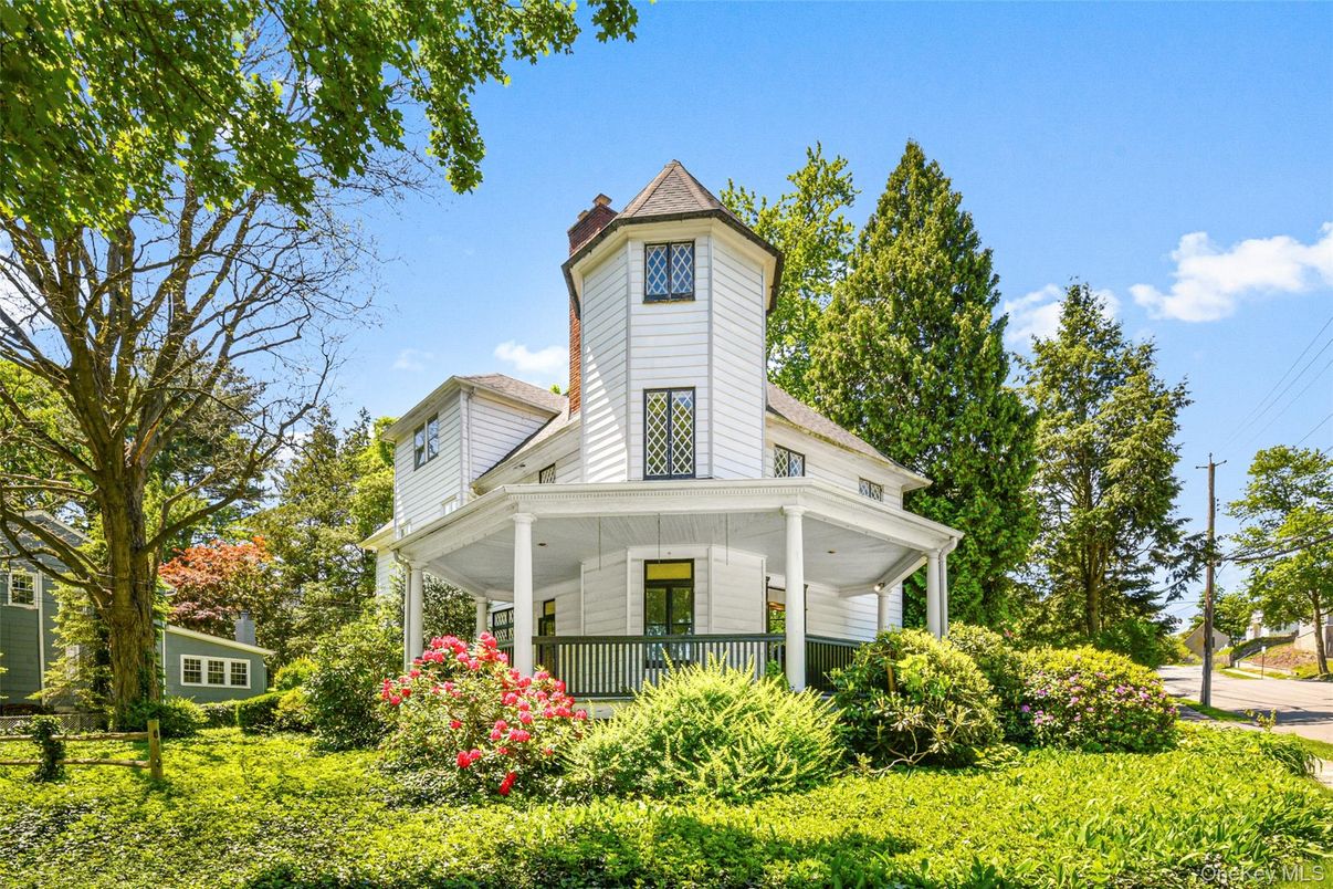 Exterior, Facade, Queen Anne Victorian