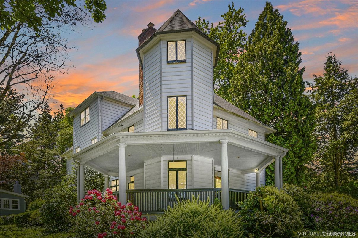 Exterior, Facade, Queen Anne Victorian