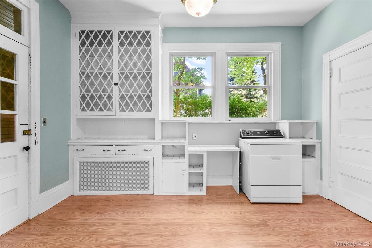 Interior, Washer, Wood Texture Flooring
