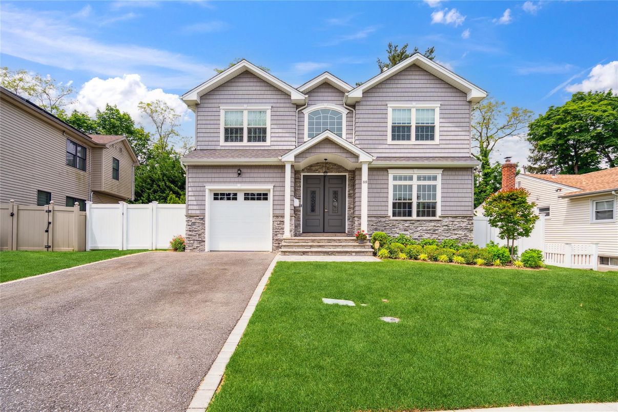 Attached, Exterior, Facade, American Craftsman