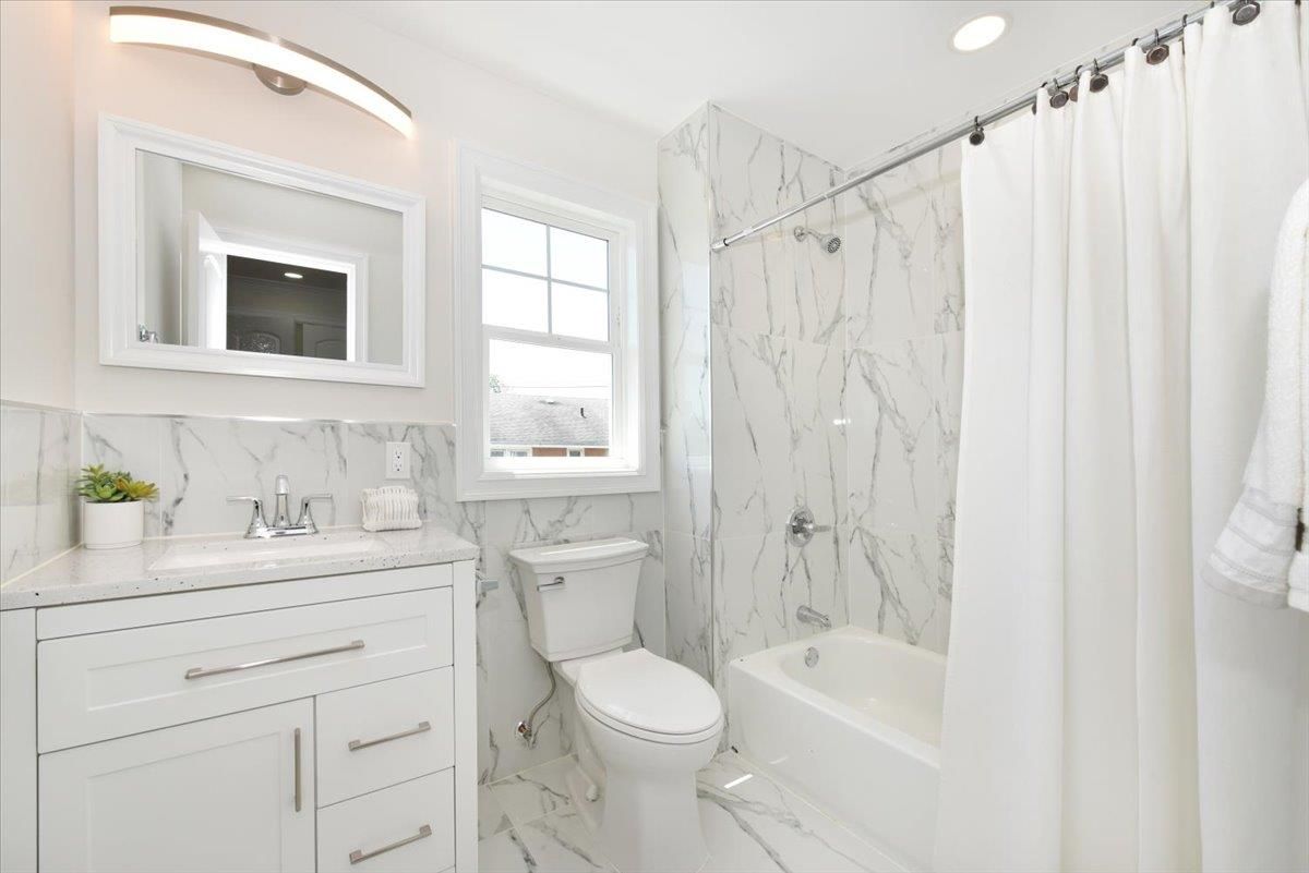 Bathroom, Interior, Marble, Marble Walls, Recessed Lighting